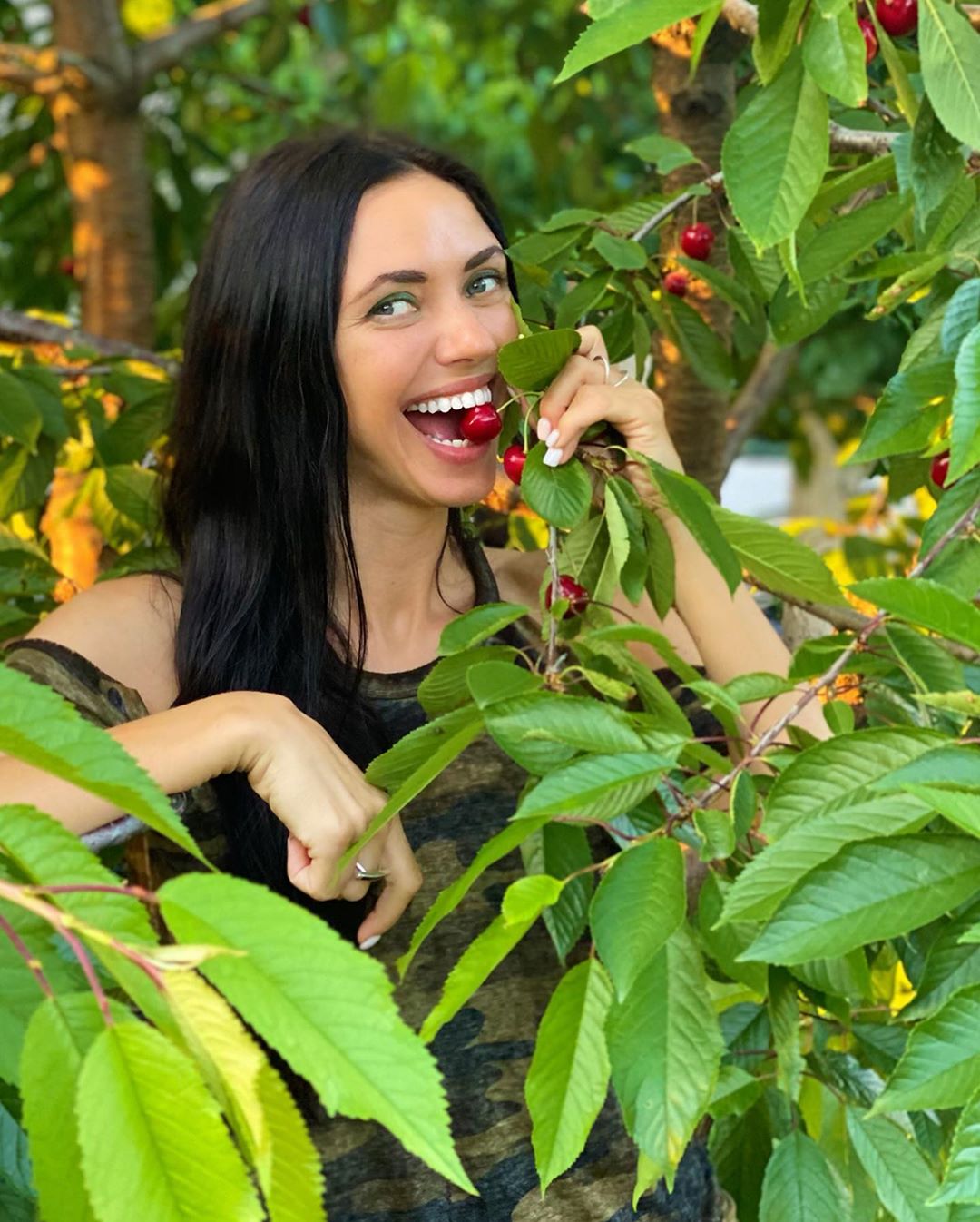 Хватит дразнить: Вика из НеАнгелов аппетитно лакомится черешней прямо с дерева