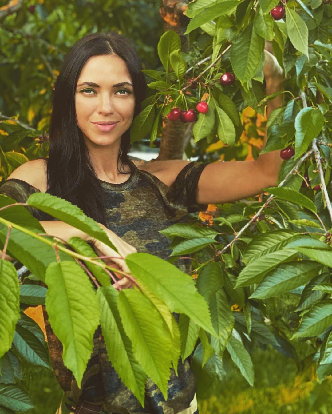 Хватит дразнить: Вика из НеАнгелов аппетитно лакомится черешней прямо с дерева