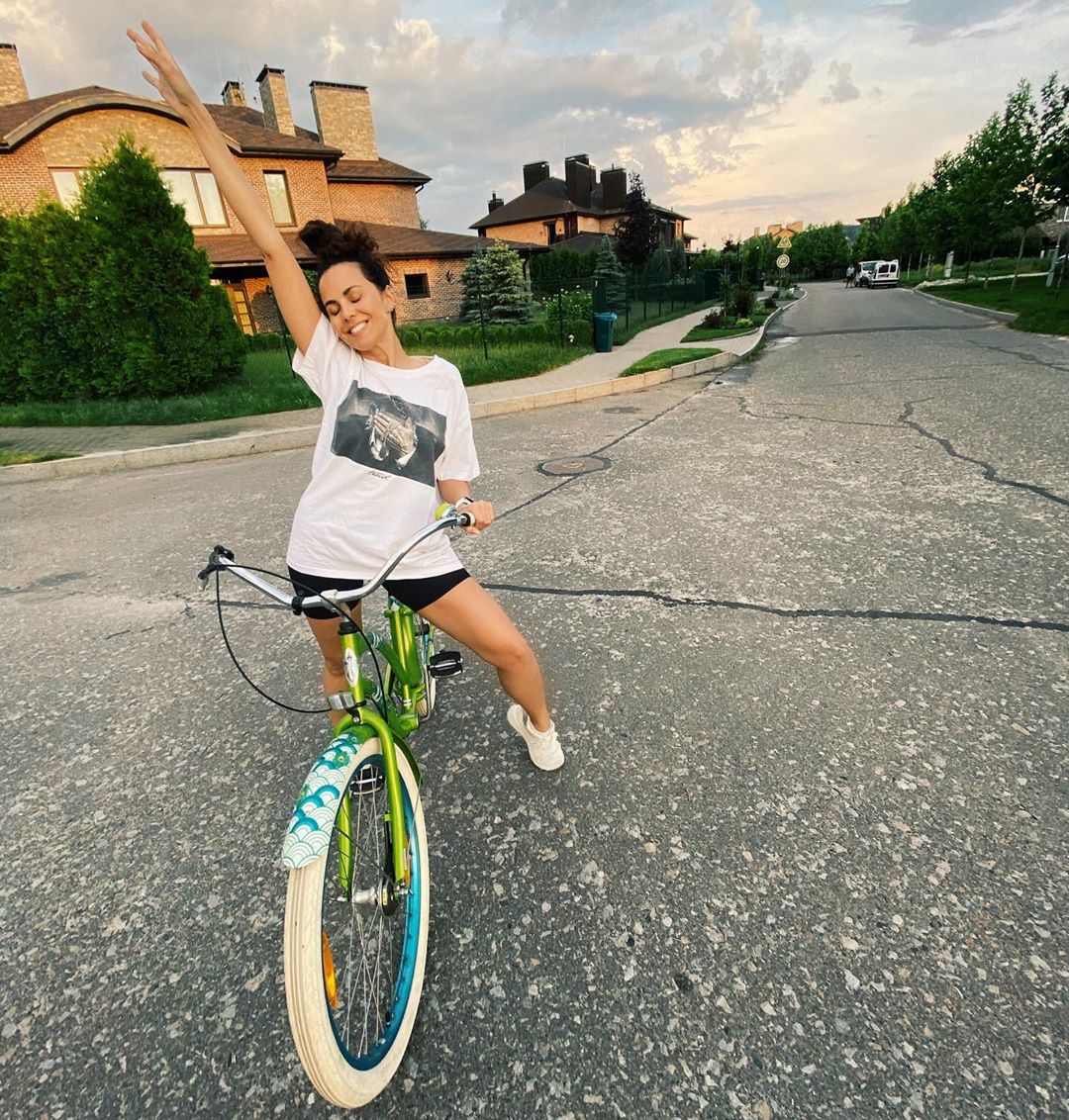 Активное утро: спортивная Настя Каменских похвасталась стройными ножками