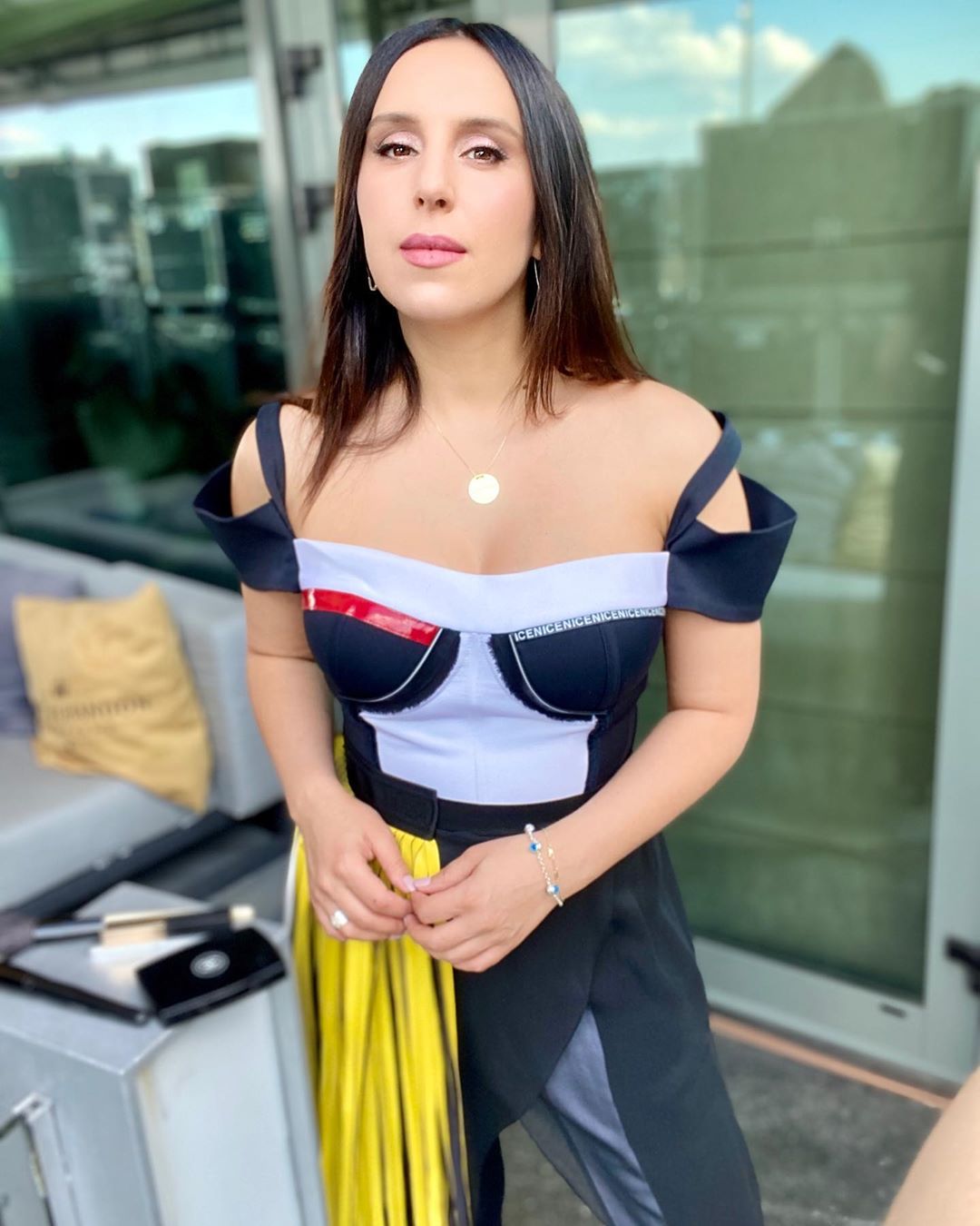 Вже повернулася до роботи: Джамала вразила підтягнутою фігурою після пологів