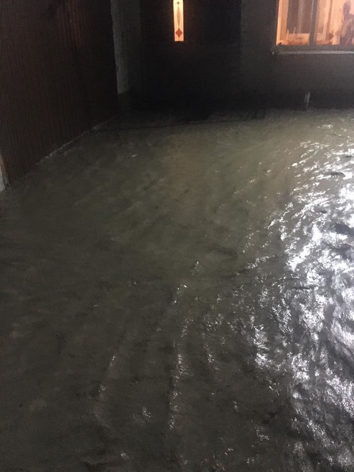 Люди спасались через окна: последствия ночного паводка на Закарпатье показали на фото