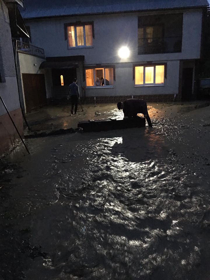 Люди спасались через окна: последствия ночного паводка на Закарпатье показали на фото