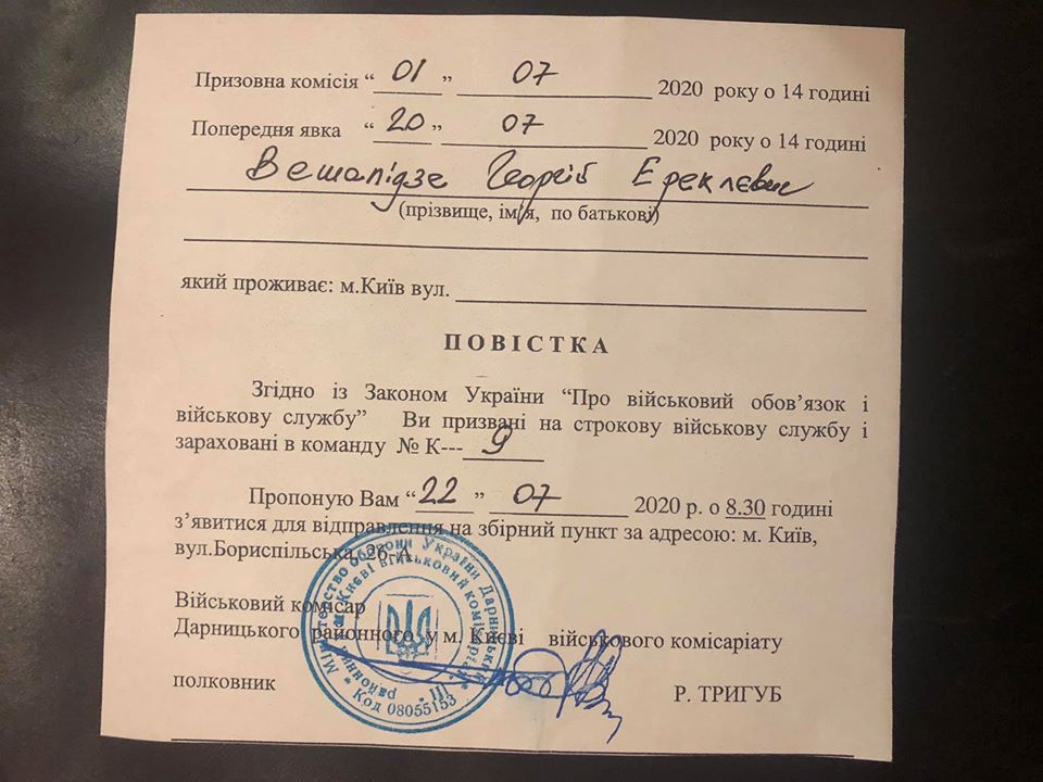 У Києві випускників силоміць забирають в армію: тримають у військкоматі, поліцію не пускають