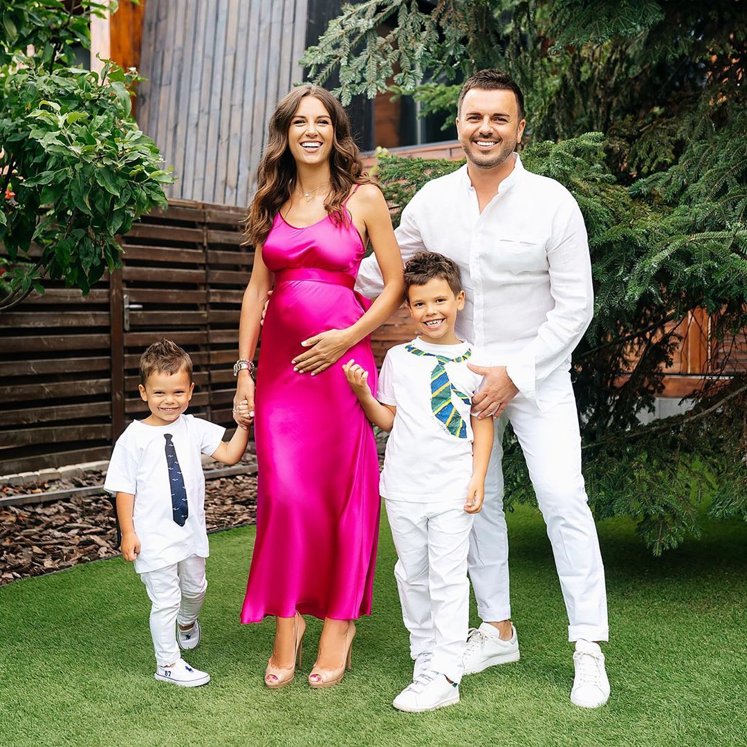 Ведучий "Холостяка" стане багатодітним татом: фото щасливої родини