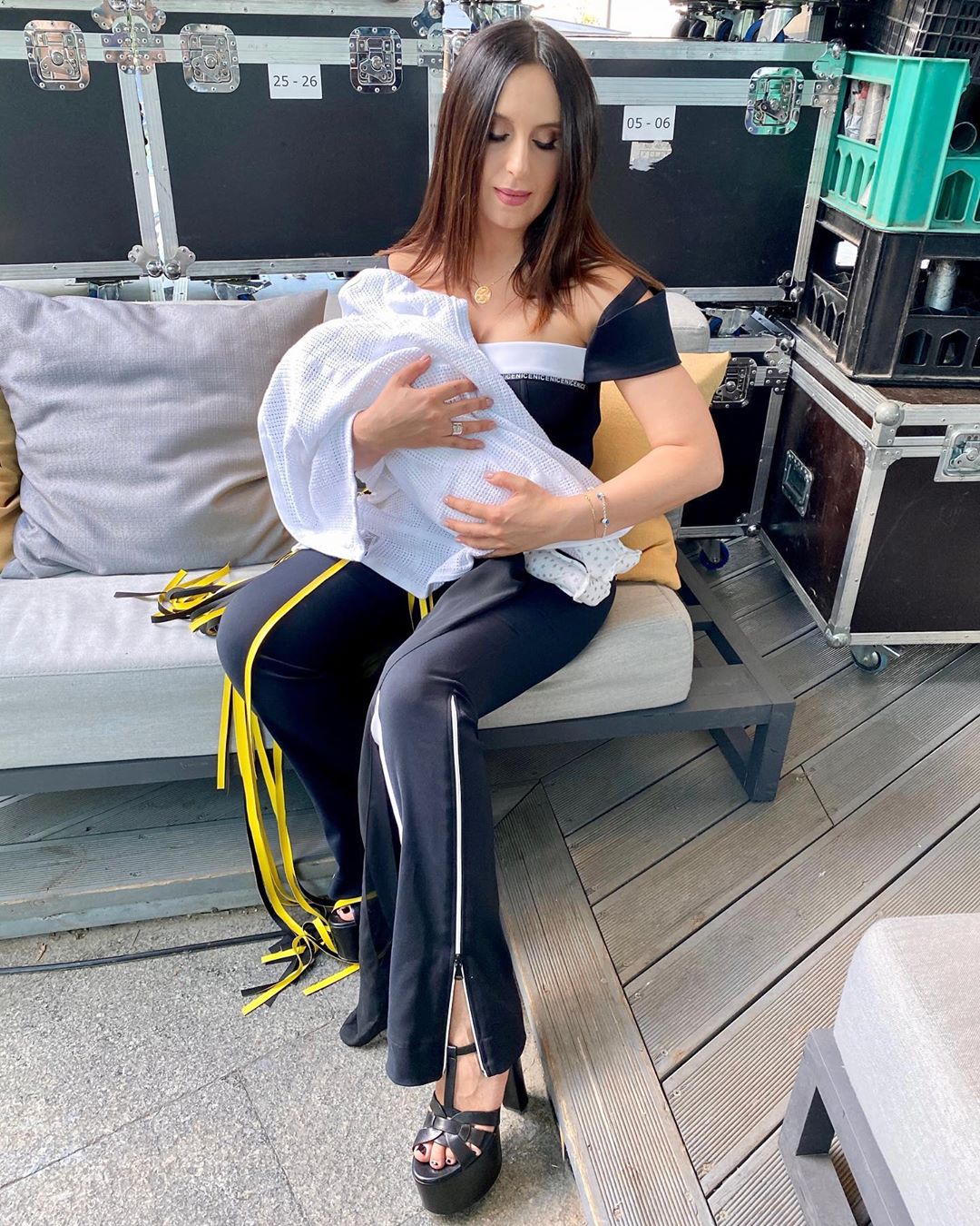 Вже повернулася до роботи: Джамала вразила підтягнутою фігурою після пологів