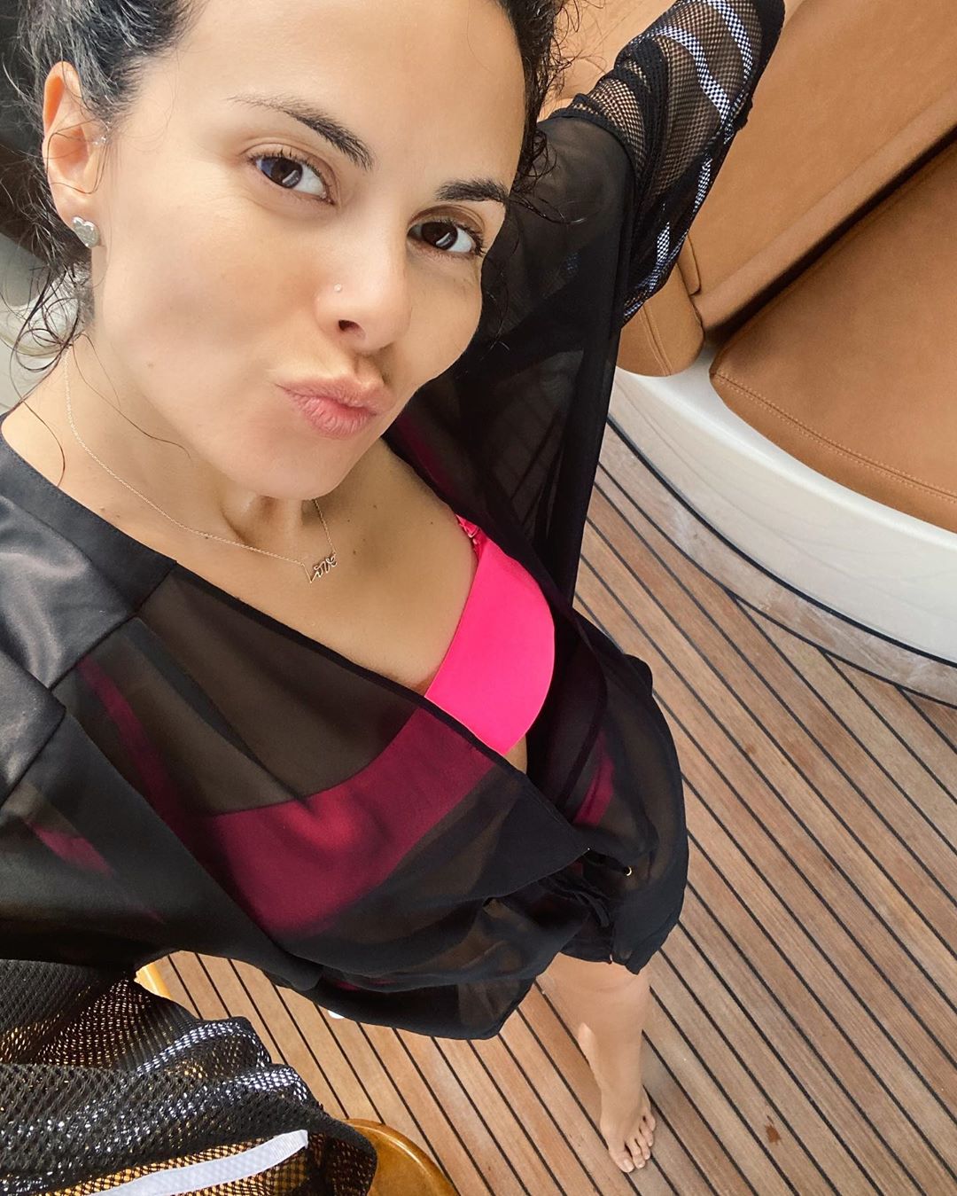 В купальнике и без макияжа: Настя Каменских покорила натуральной красотой на летнем кадре