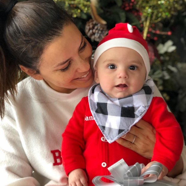 Маленький Санта: Єва Лонгорія розчулила фото сина в новорічному костюмі