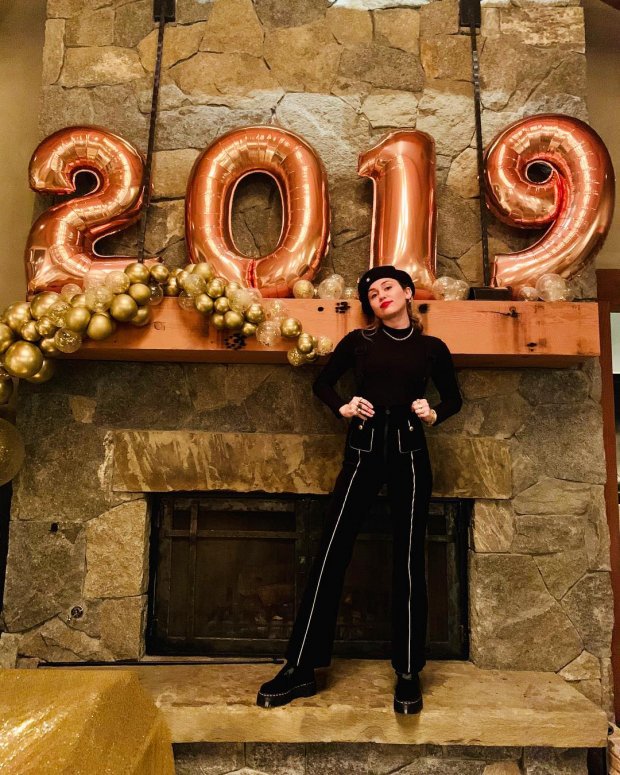 Взялась за старое: Майли Сайрус удивила развязными новогодними фото