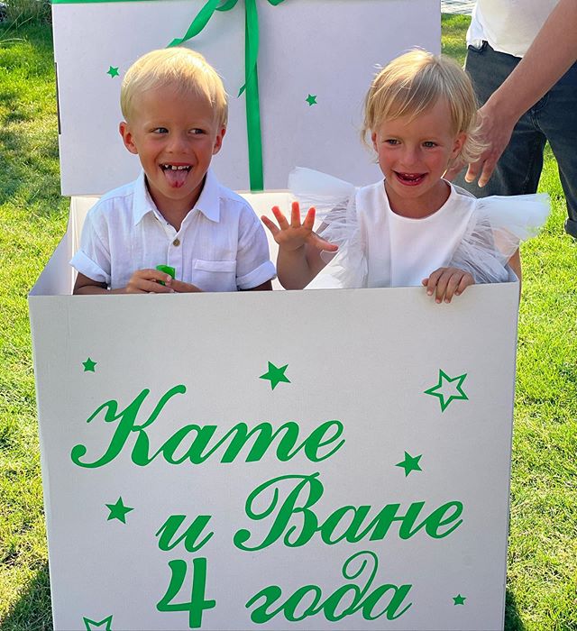 Самые настоящие подарки: Елена Кравец умилила фото двойняшек-именинников