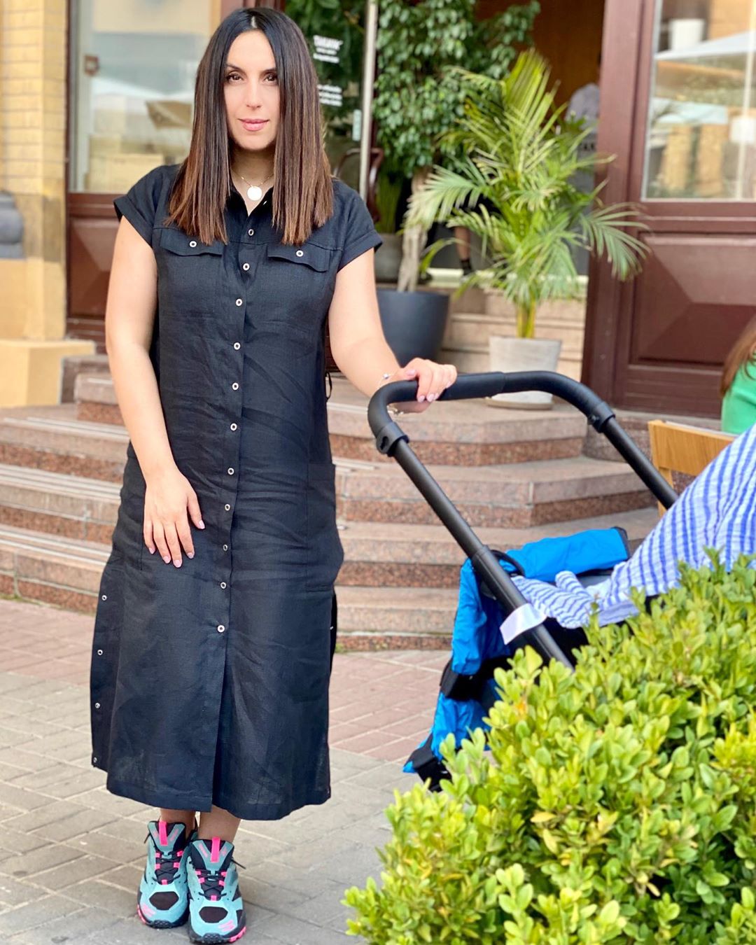 В стильному платті-сорочці: Джамала показала прогулянку з новонародженим сином