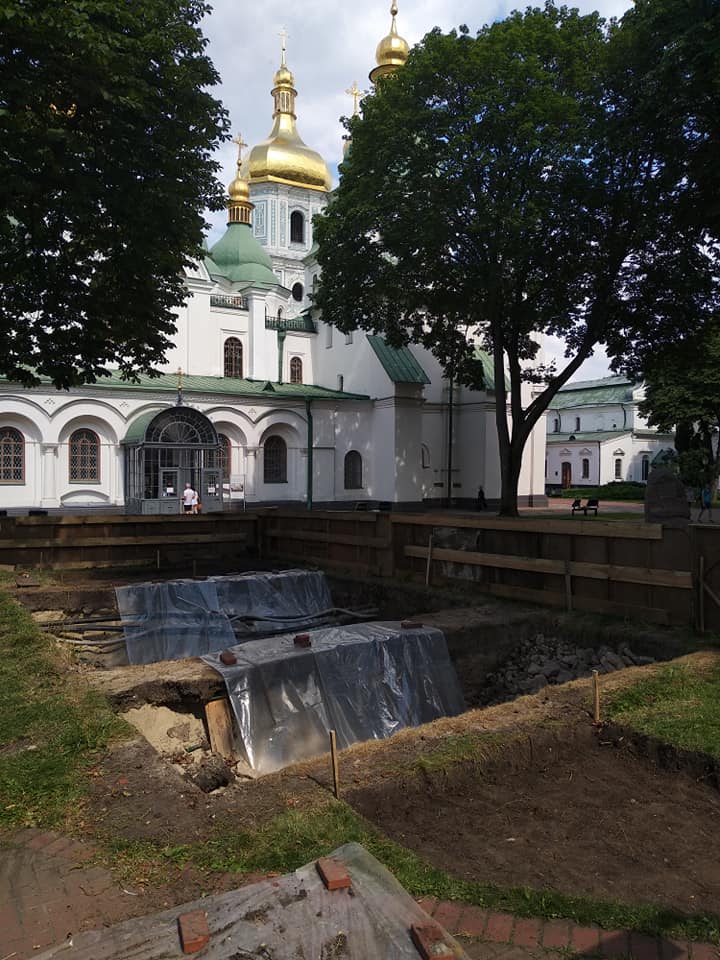 У стен Софии Киевской на руинах постройки с языческими знаками нашли новый артефакт