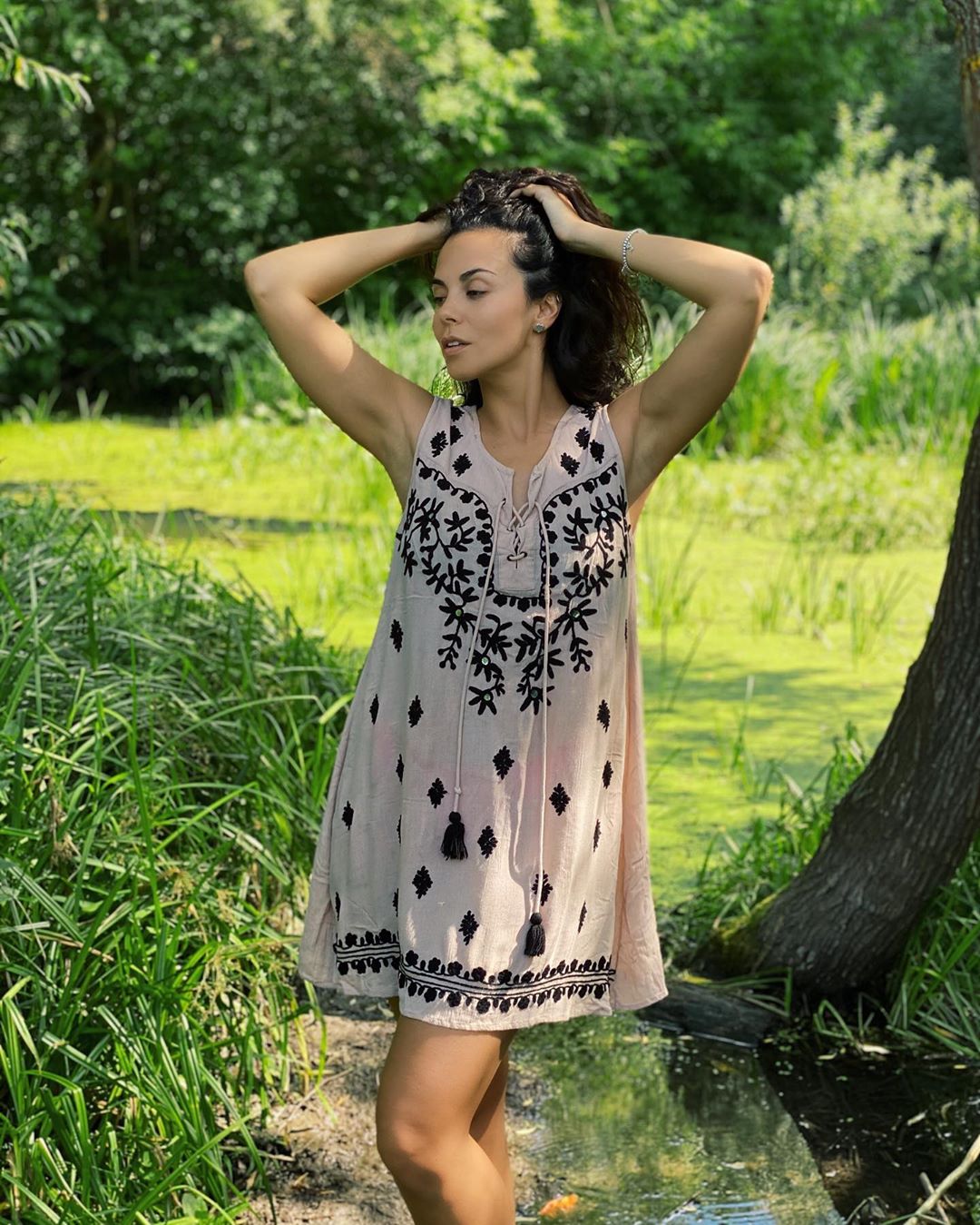 Лісова фея: босонога Каменських в короткій сукні захопила натуральною красою