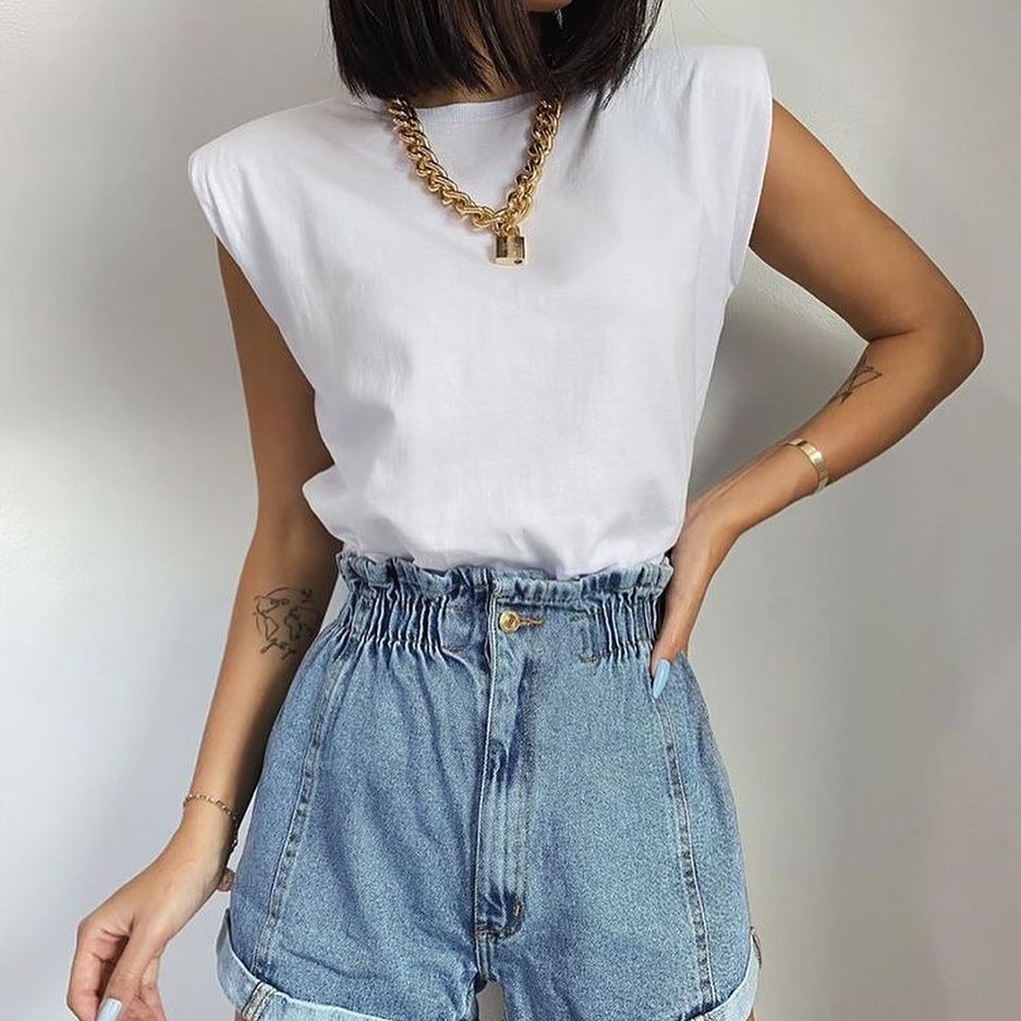 Назад в 90-ті: стиліст розповіла, як носити один з головних трендів літа 2020