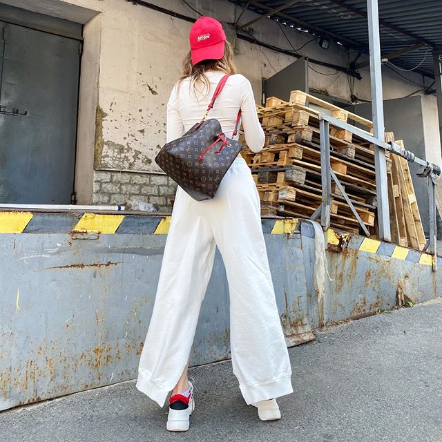 В белом топе и трендовых штанах: стройная Надя Дорофеева удивила фото в необычном месте