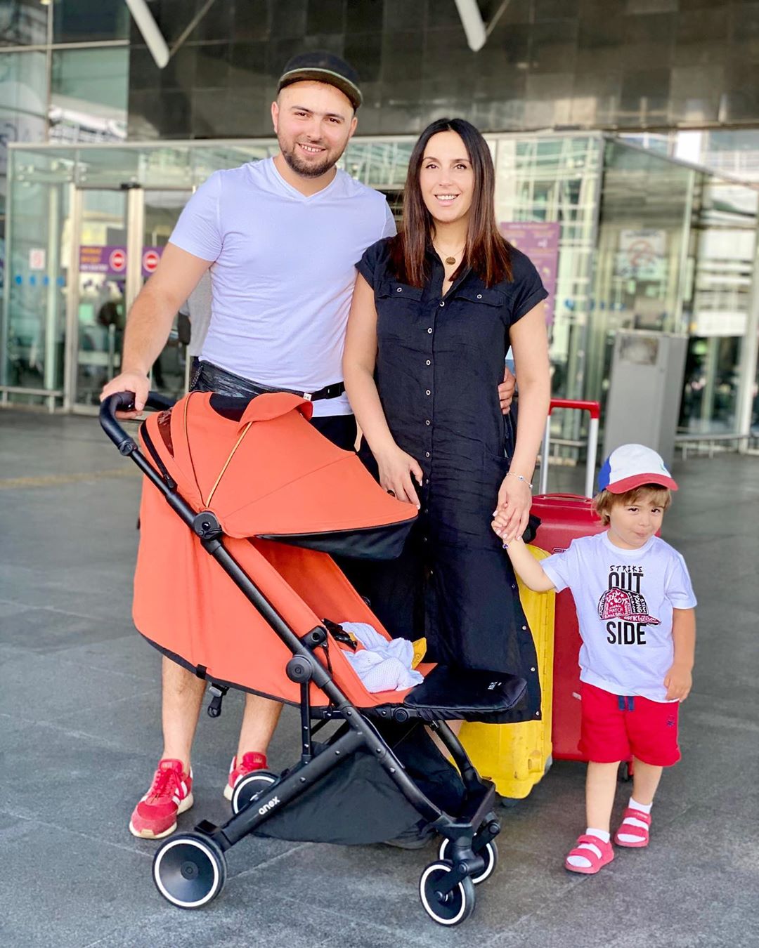 Ми божевільні: Джамала з двома маленькими дітьми вирушила на відпочинок за кордон