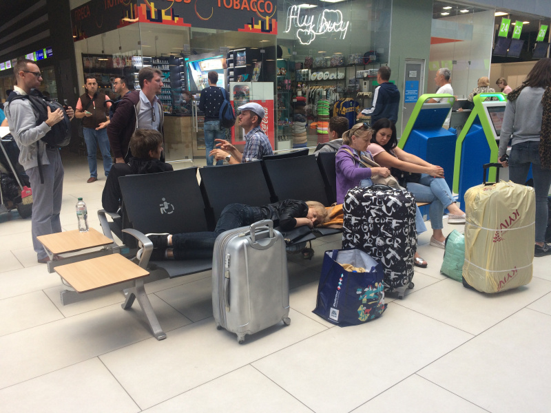 Затримка рейсів в аеропорту "Київ": понад 170 пасажирів заселені в готелі