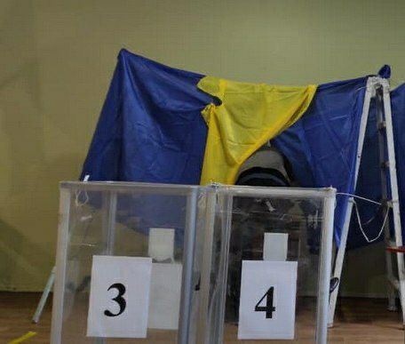 Антиковидная кабинка и голосование под стремянками: лучшие курьезы на местных выборах