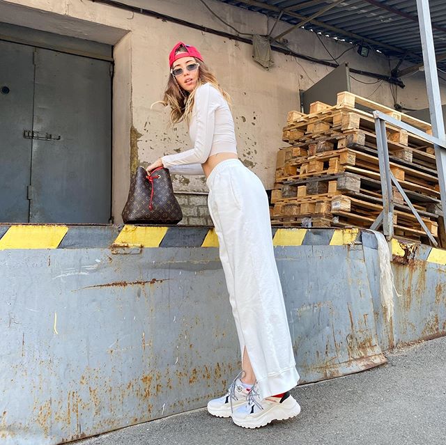 В белом топе и трендовых штанах: стройная Надя Дорофеева удивила фото в необычном месте