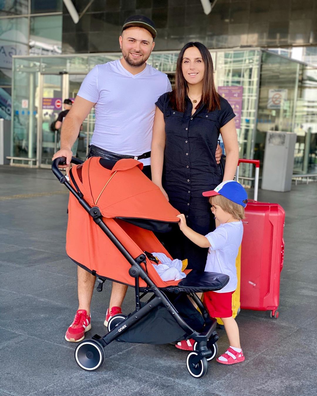 Ми божевільні: Джамала з двома маленькими дітьми вирушила на відпочинок за кордон