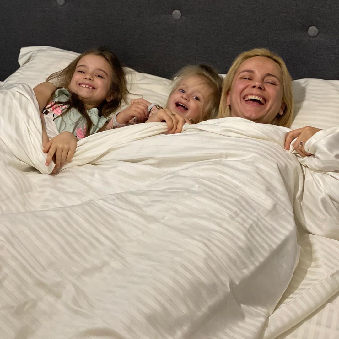 Дівчухи-хохотухи: Лілія Ребрик повеселила мережу "постільним" фото з доньками