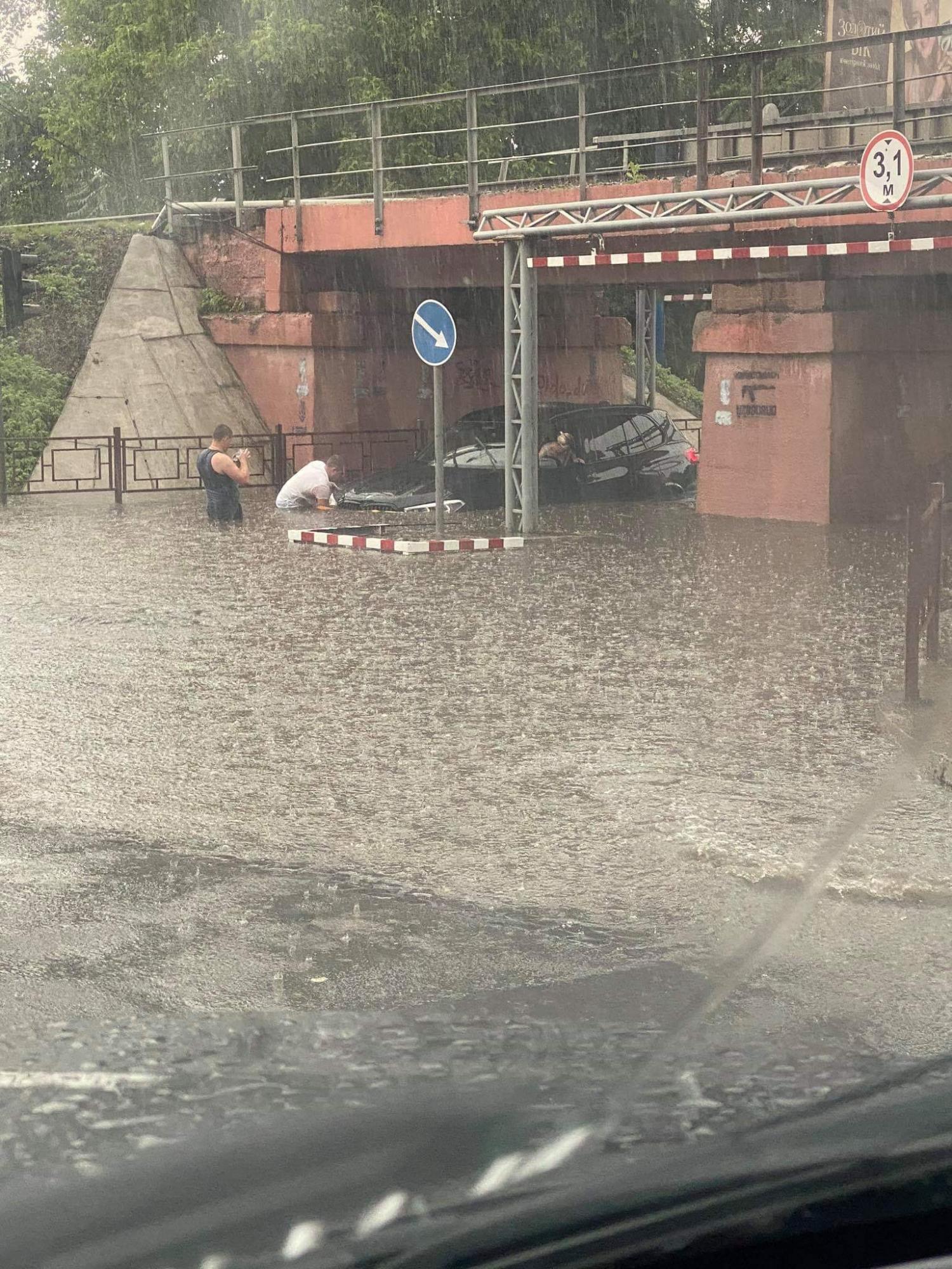 У Миколаєві затопило центр міста, в Ужгороді - цілий район
