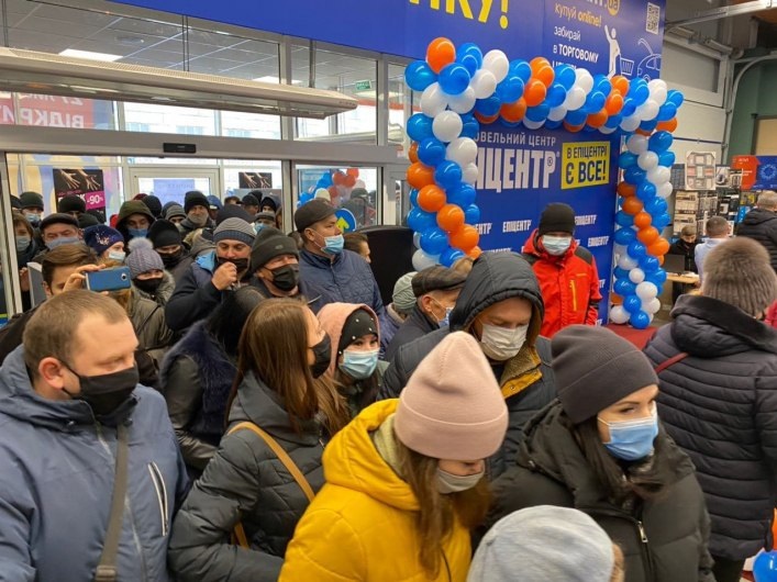 У Мелітополі відкрився "Епіцентр", але люди незадоволені: про карантин не чули, головне - знижки