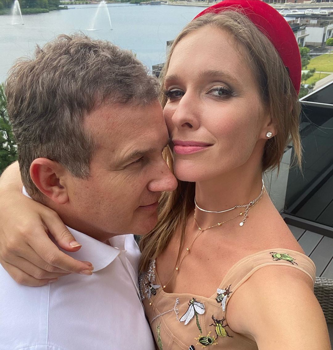 Нежная Катя Осадчая в "платье принцессы" растрогала романтикой с мужем на работе