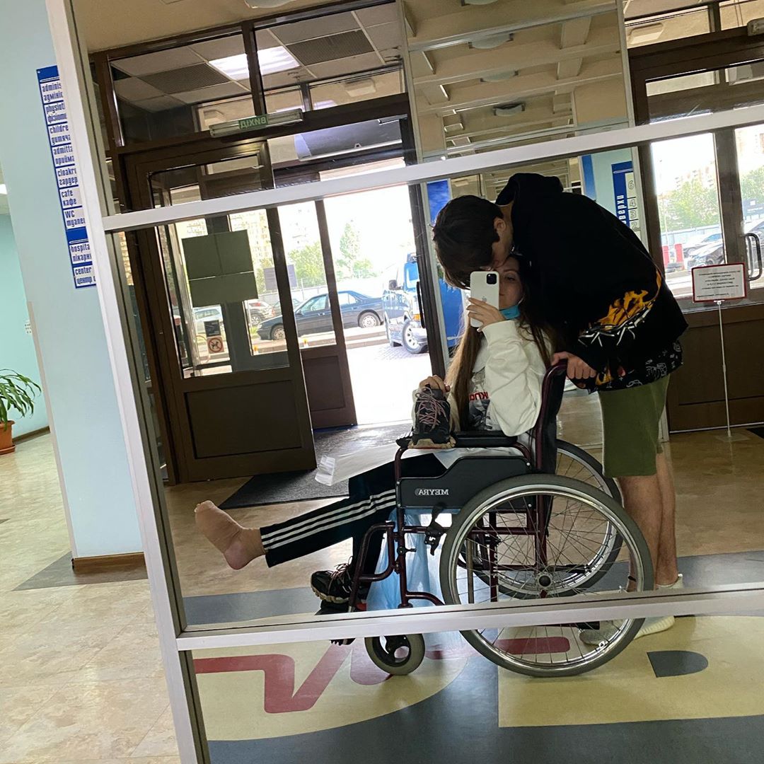 Дочка Олі Полякової з гіпсом на нозі вперше показала обличчя бойфренда