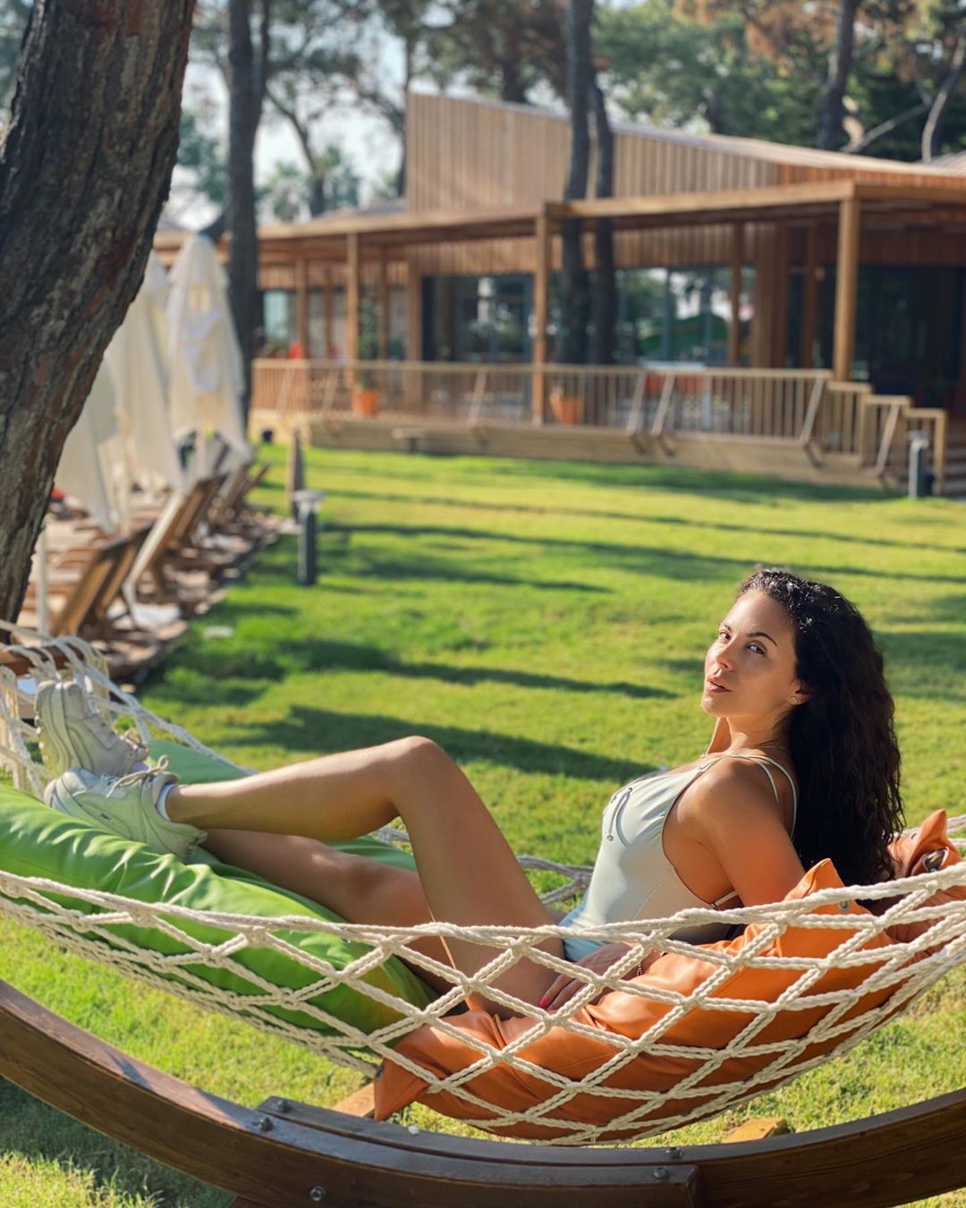 Купальник и грубые кроссовки: Настя Каменских похвасталась необычным луком