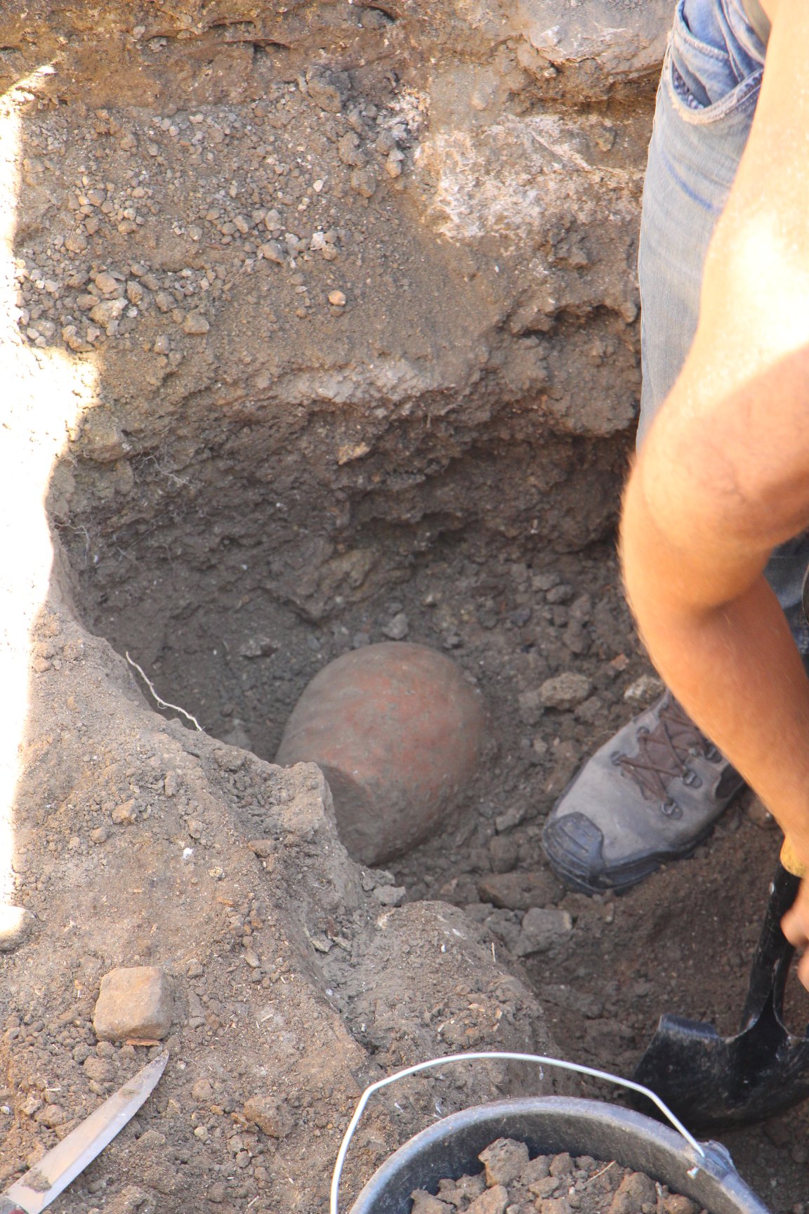 Под Одессой нашли древний артефакт с неизвестным веществом внутри: фото раскопок