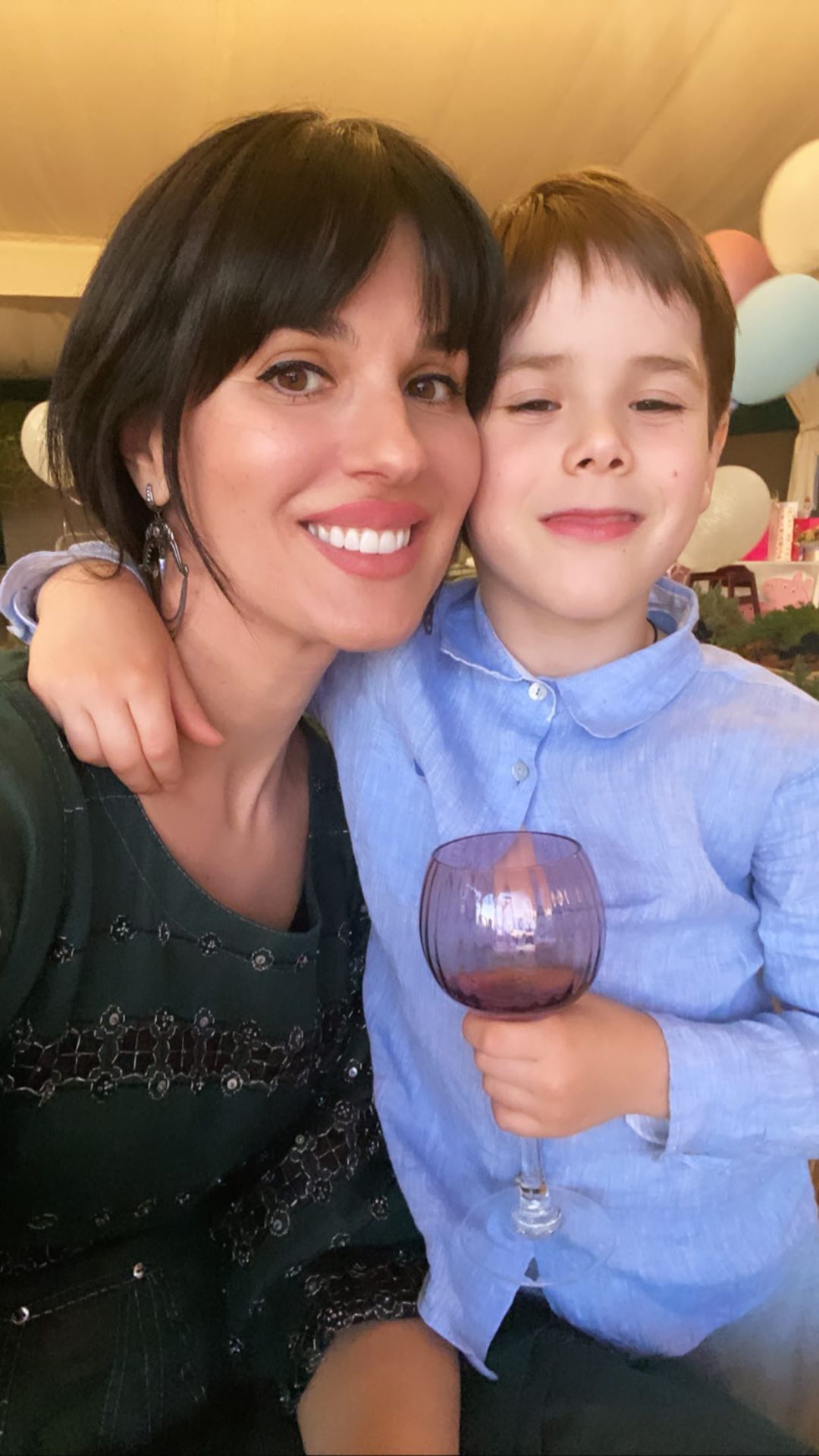 Стильна дама з супутником: Єфросиніна з сином сходили на свято до Притули