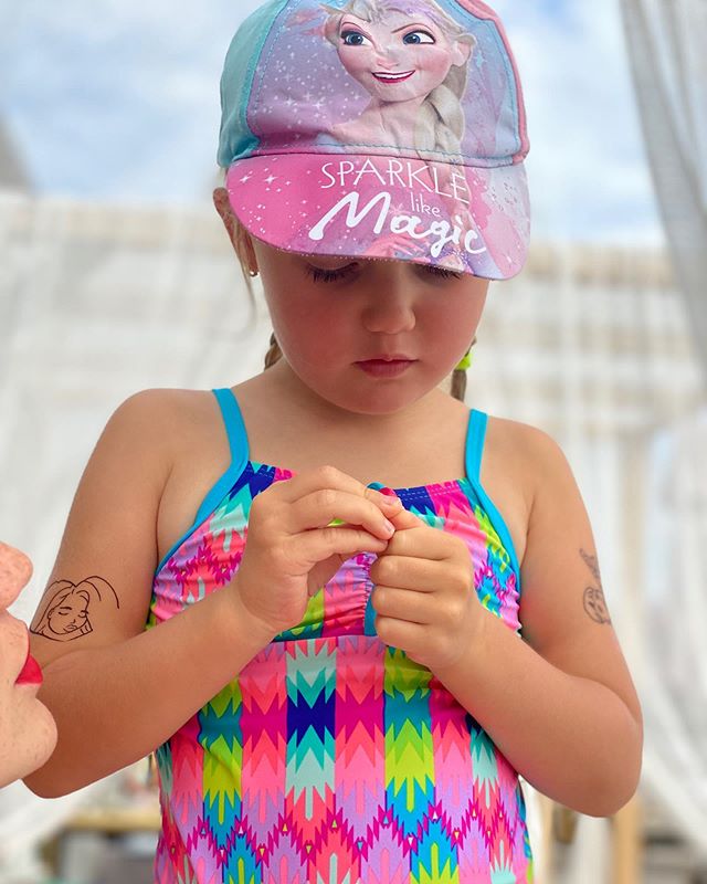 Гаряча матуся: Слава з НеАнгелів в прозорому халаті спровокувала мережу жарким фото