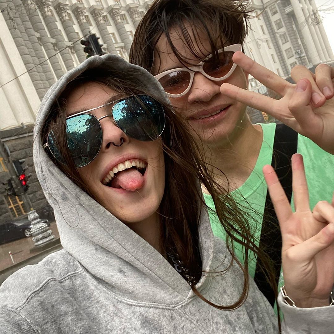 Дочка Олі Полякової з гіпсом на нозі вперше показала обличчя бойфренда