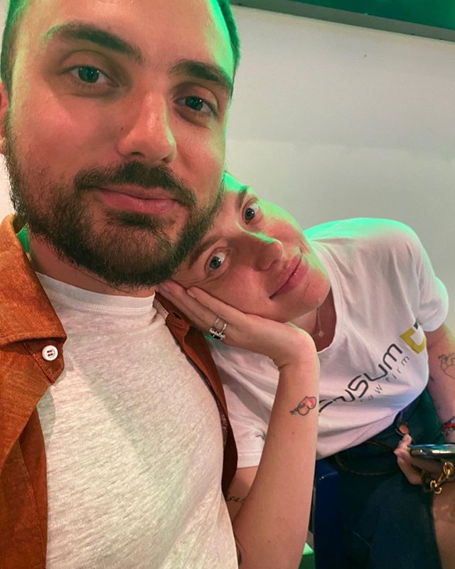 Тотальне взаєморозуміння: Слава з НеАнгелів розбурахала мережу ніжним поцілунком з екс-чоловіком