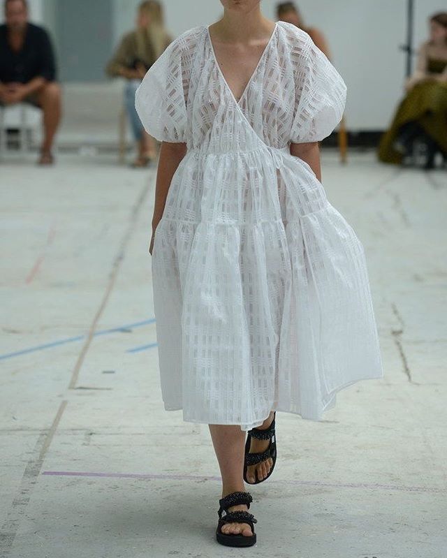 З чим носити масивні сандалі та наймоднішу сукню літа 2020: поради стиліста