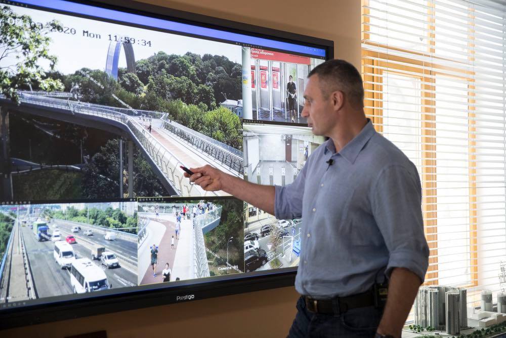 Кличко показал, как "умные" технологии помогают в управлении столицей