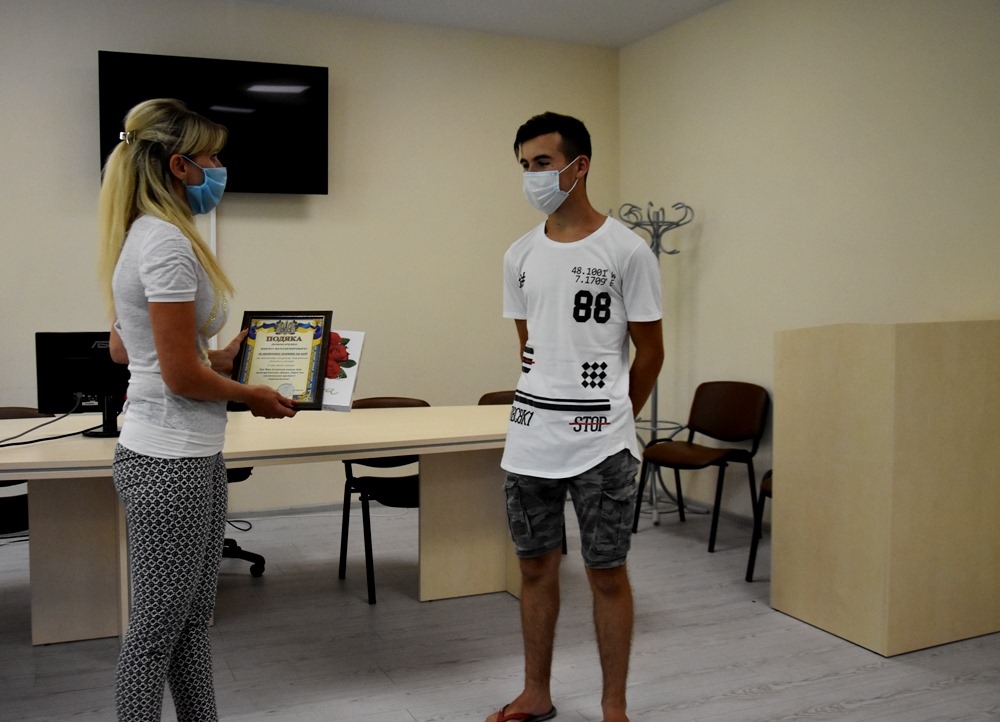 Спас тонувшего мужчину: под Одессой 15-летнего школьника наградили деньгами и ценным подарком