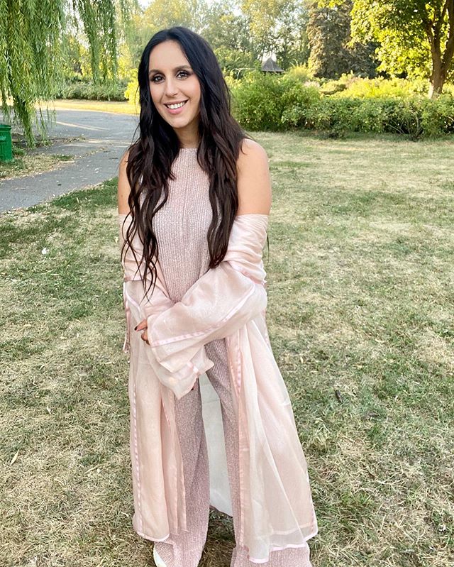 Лісова фея: Джамала в прозорому тренчі викликала фурор чаруючою ніжністю