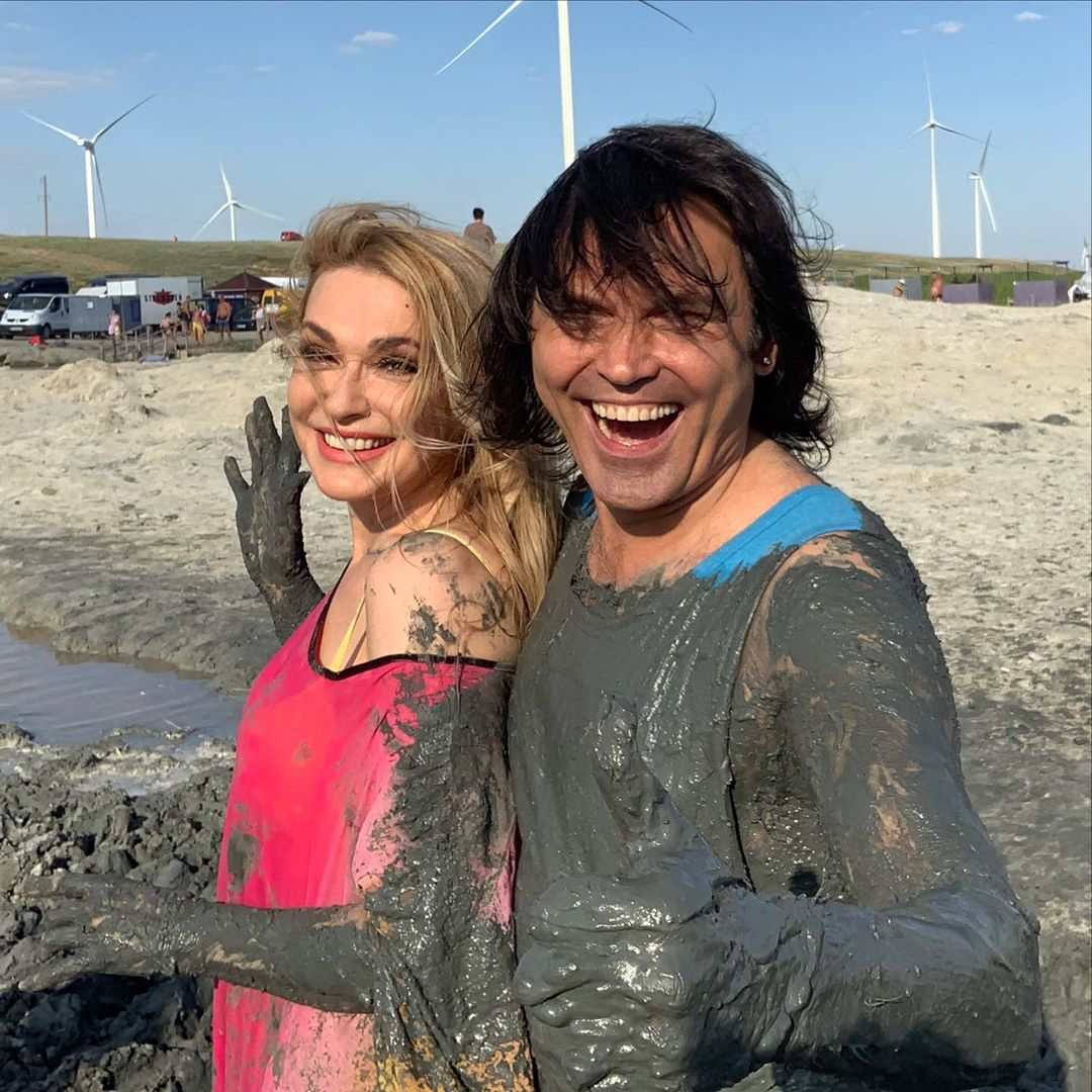 Бегущая по волнам: Ольга Сумская заворожила яркими фото на берегу розового озера