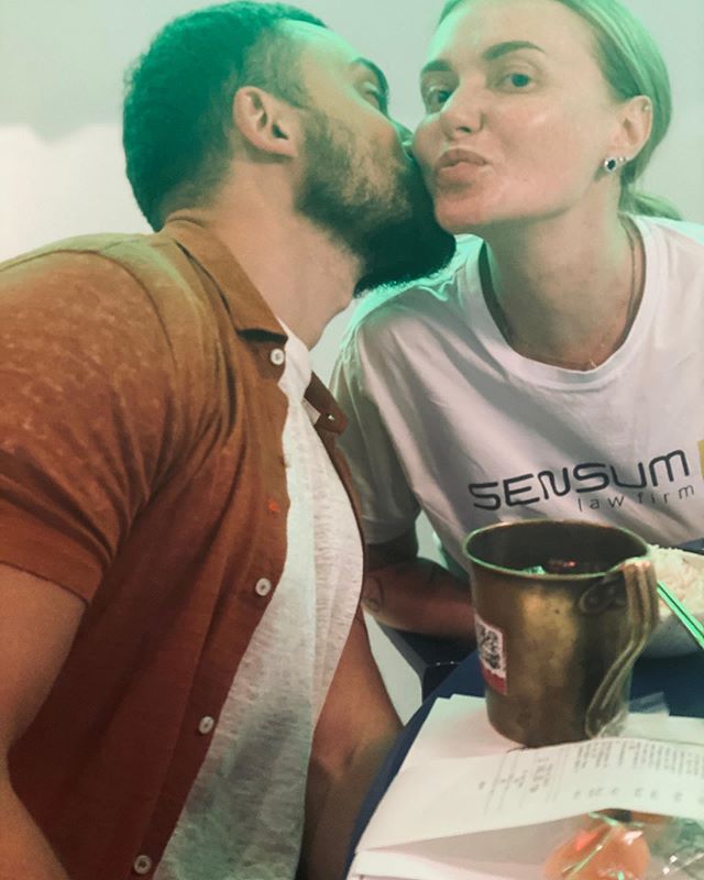 Тотальне взаєморозуміння: Слава з НеАнгелів розбурахала мережу ніжним поцілунком з екс-чоловіком