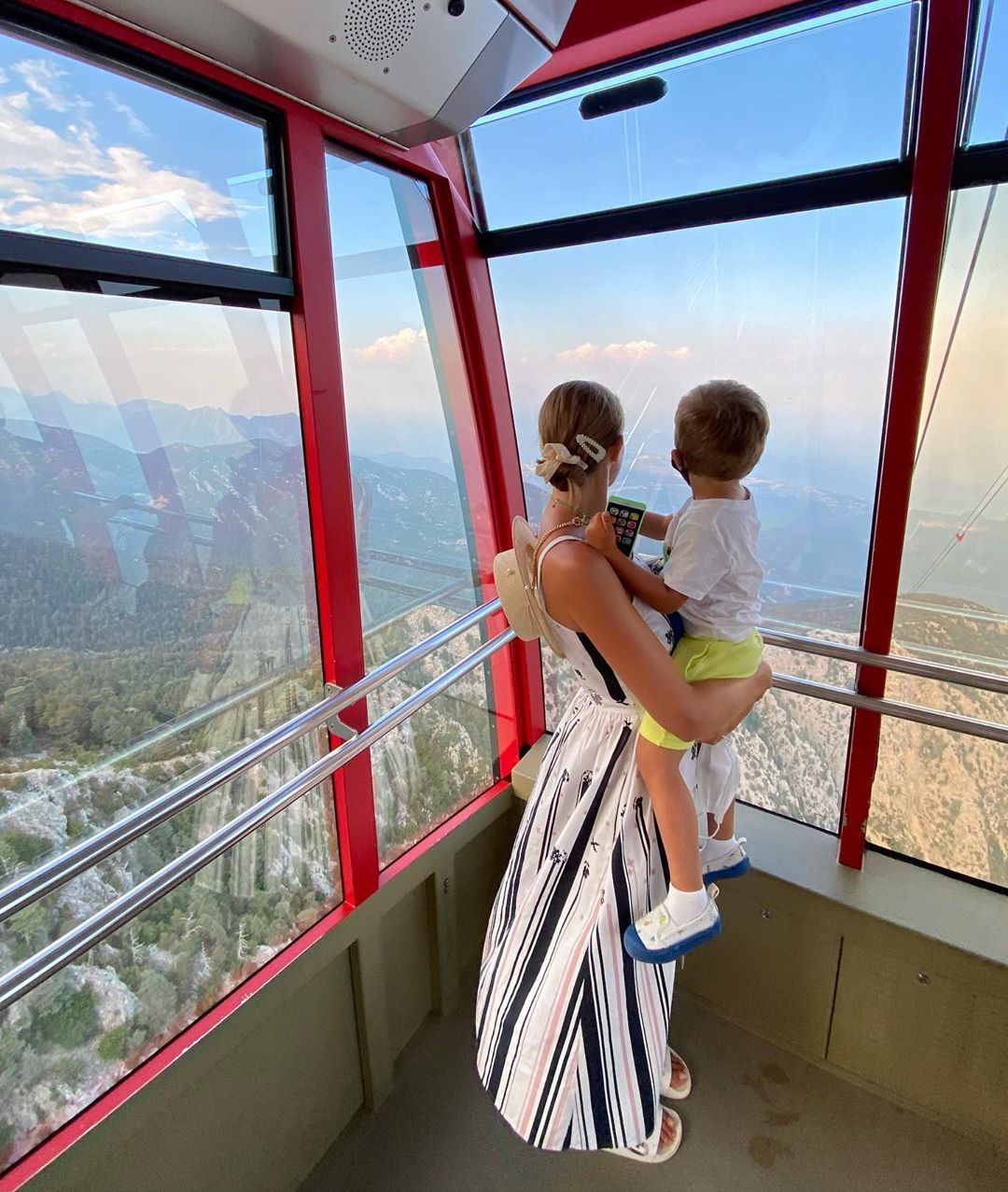 Вище хмар: Катя Осадча з синочком підкорили вершину гори в Туреччині