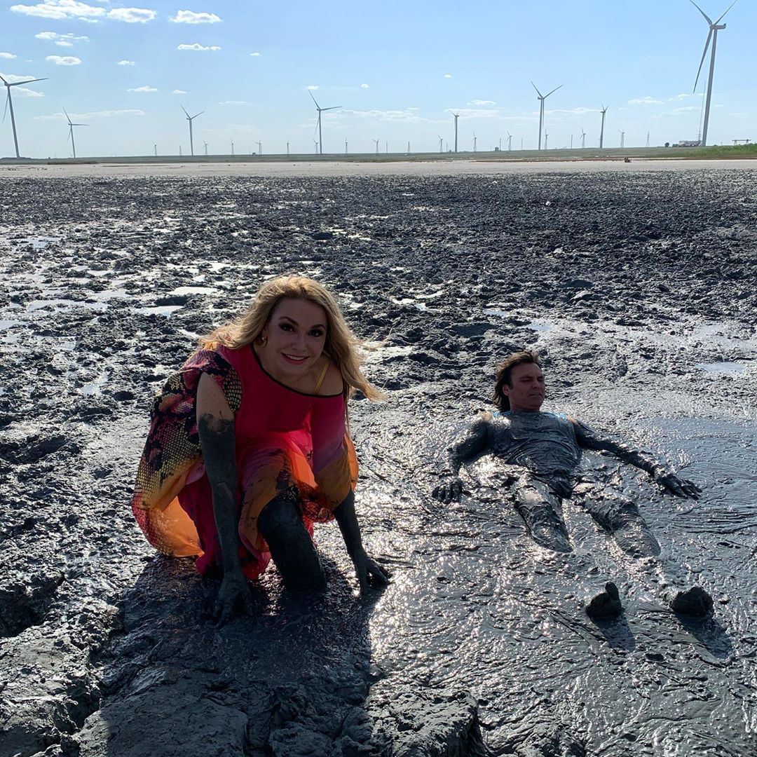 Бегущая по волнам: Ольга Сумская заворожила яркими фото на берегу розового озера