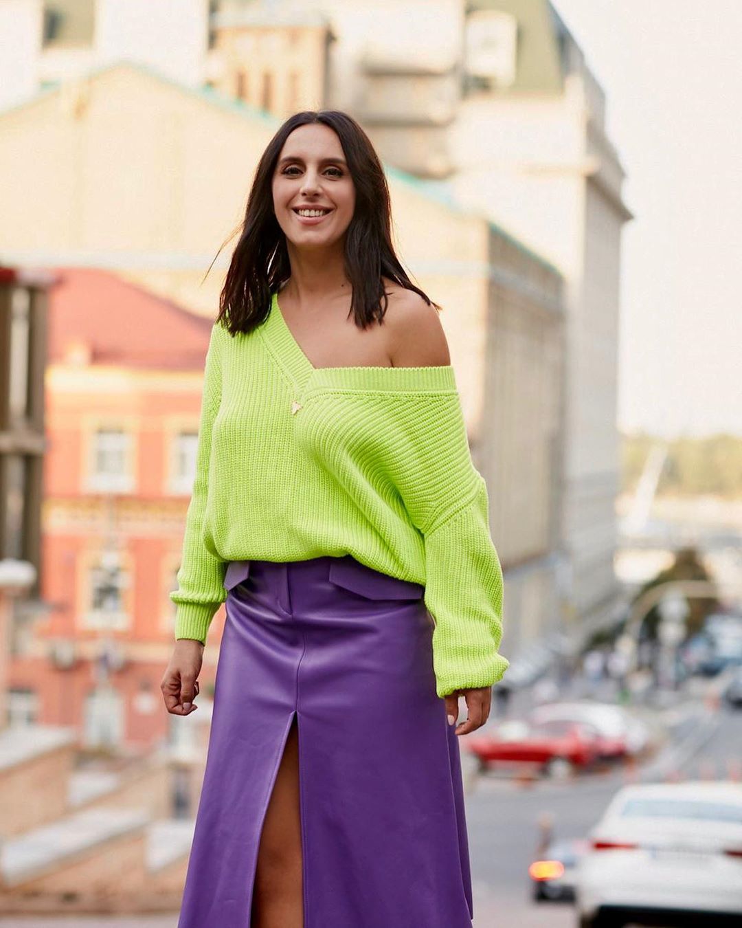 Шкіряна спідниця і яскравий светр: Джамала захопила соковитим осіннім образом