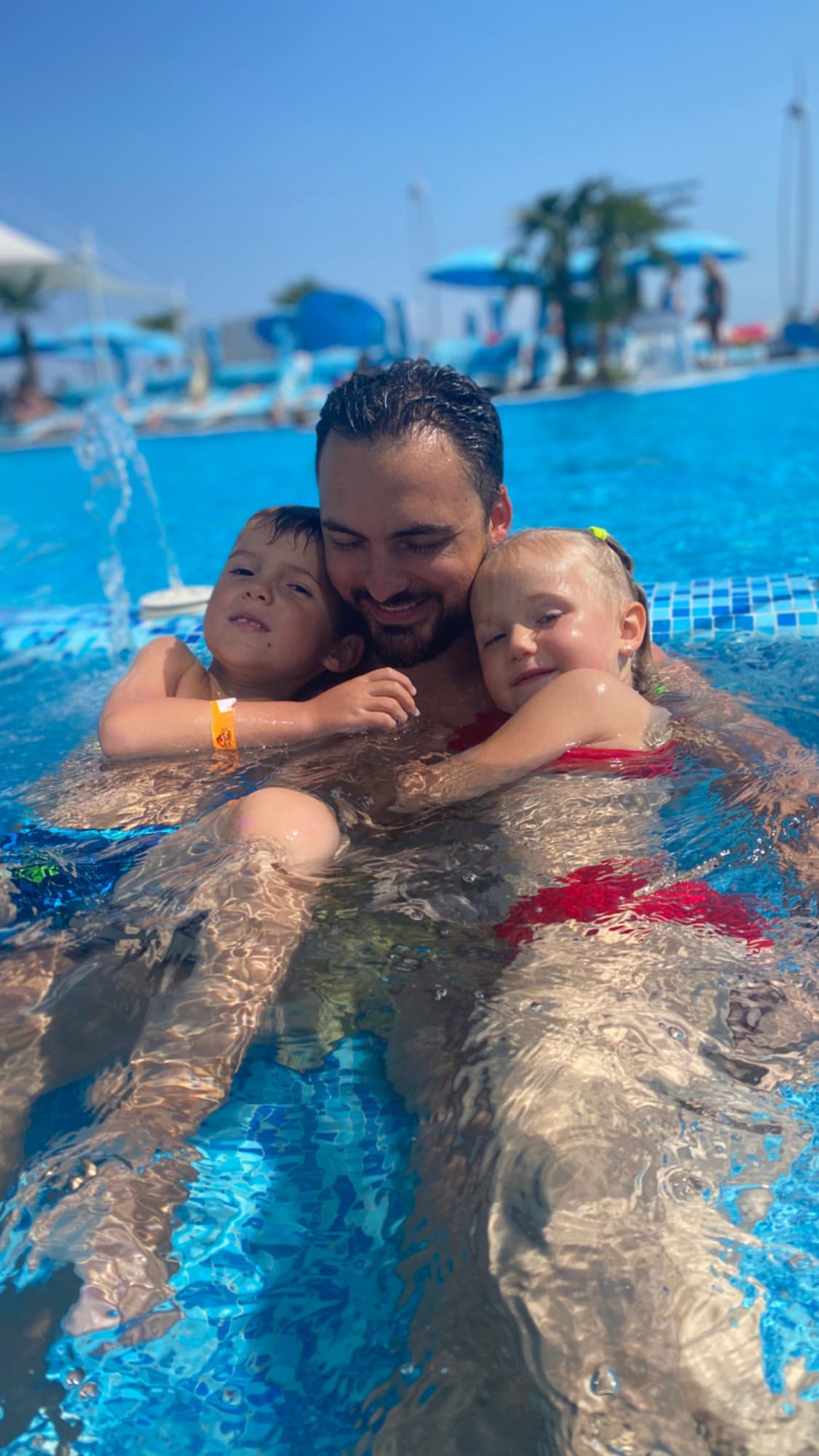 Дельфин и русалка: Слава из НеАнгелов показала семейный уикенд с бывшим мужем в Одессе