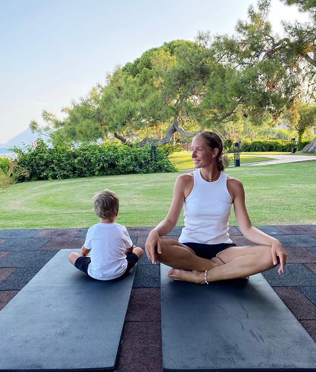 Такой милый! Спортивная Катя Осадчая умилила совместной йогой с маленьким сыном
