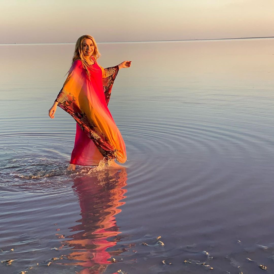 Бегущая по волнам: Ольга Сумская заворожила яркими фото на берегу розового озера