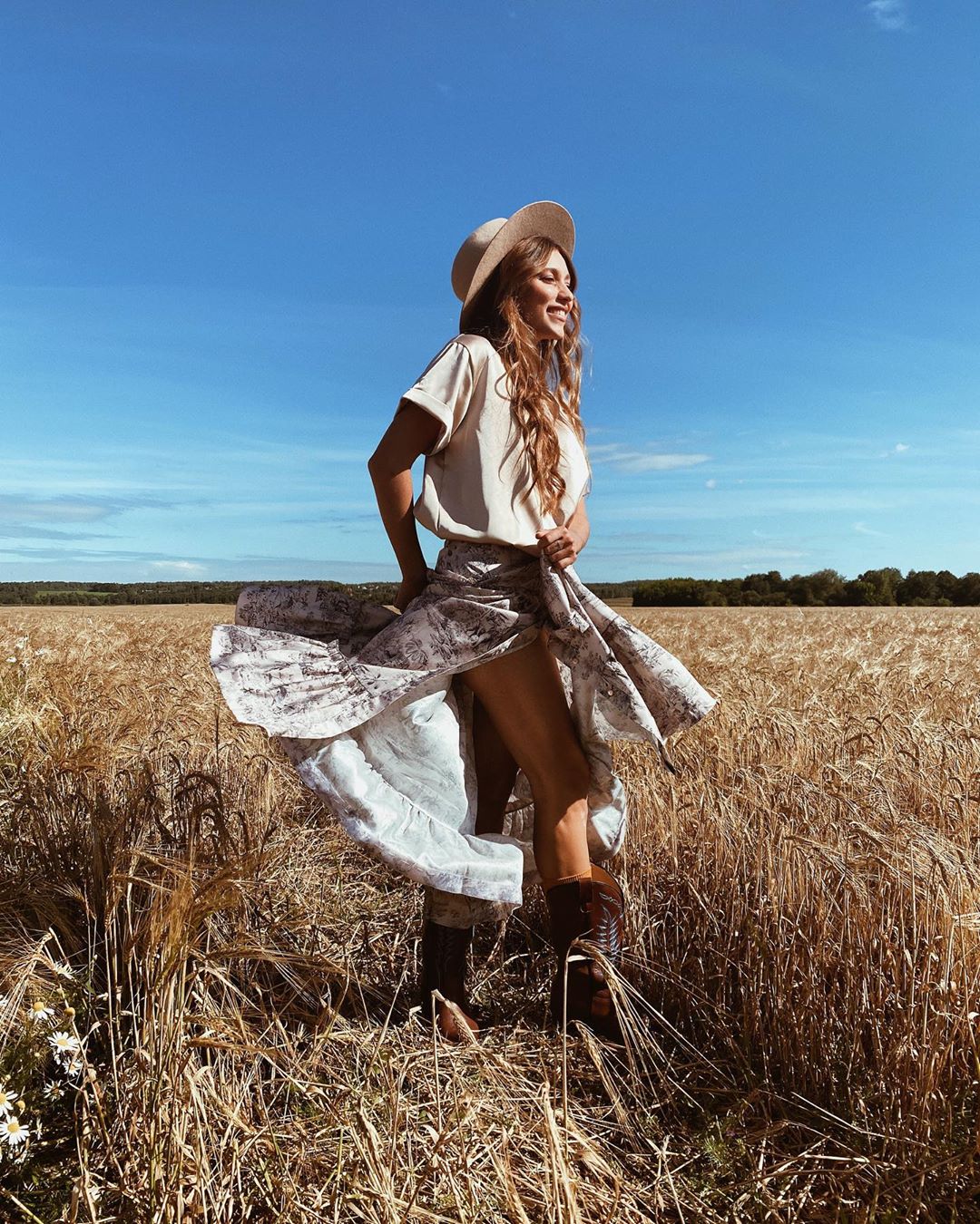 Нежно и романтично: Регина Тодоренко заворожила атмосферным фотосетом в поле