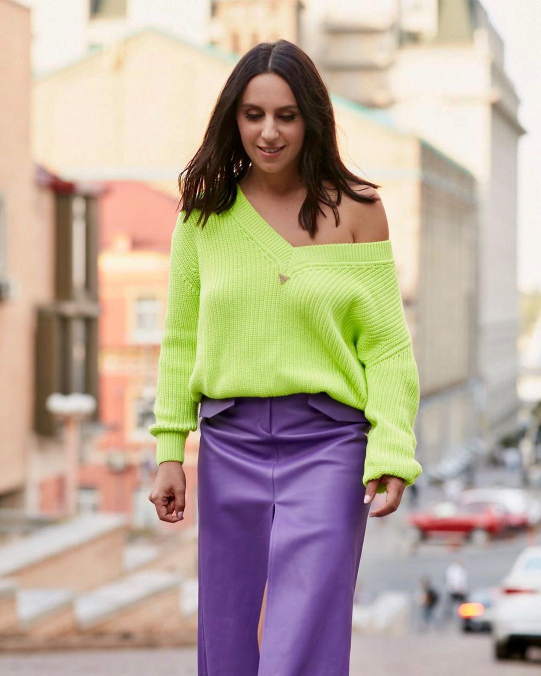 Шкіряна спідниця і яскравий светр: Джамала захопила соковитим осіннім образом