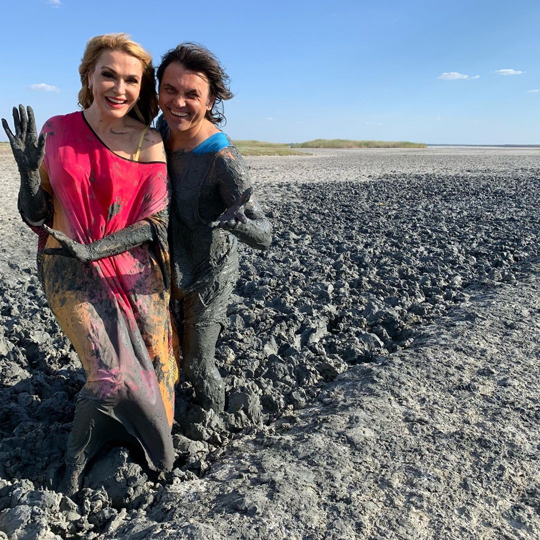 Бегущая по волнам: Ольга Сумская заворожила яркими фото на берегу розового озера