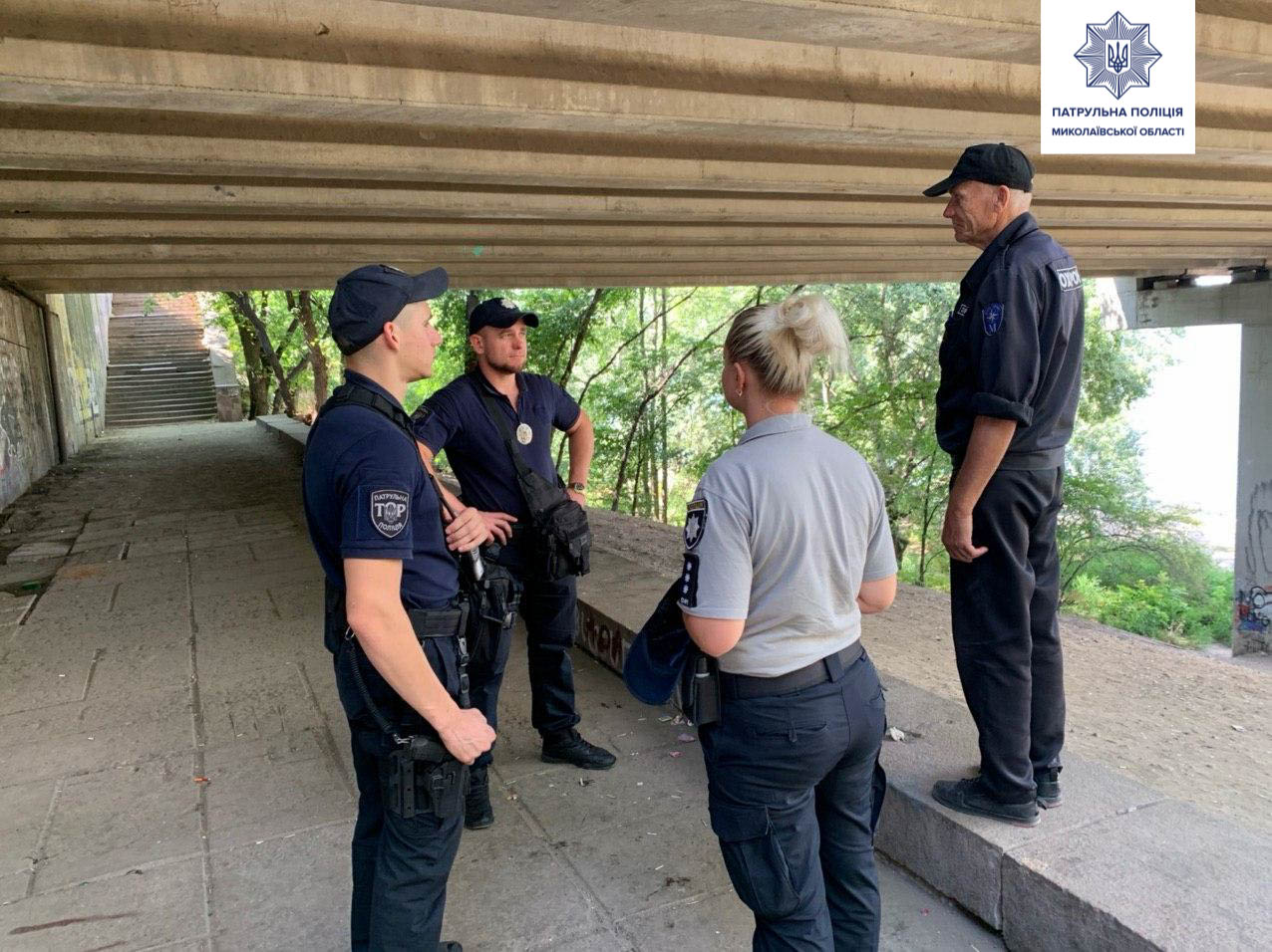 В Николаеве 17-летняя девушка избивает девочек-подростков: остальные снимают все на видео